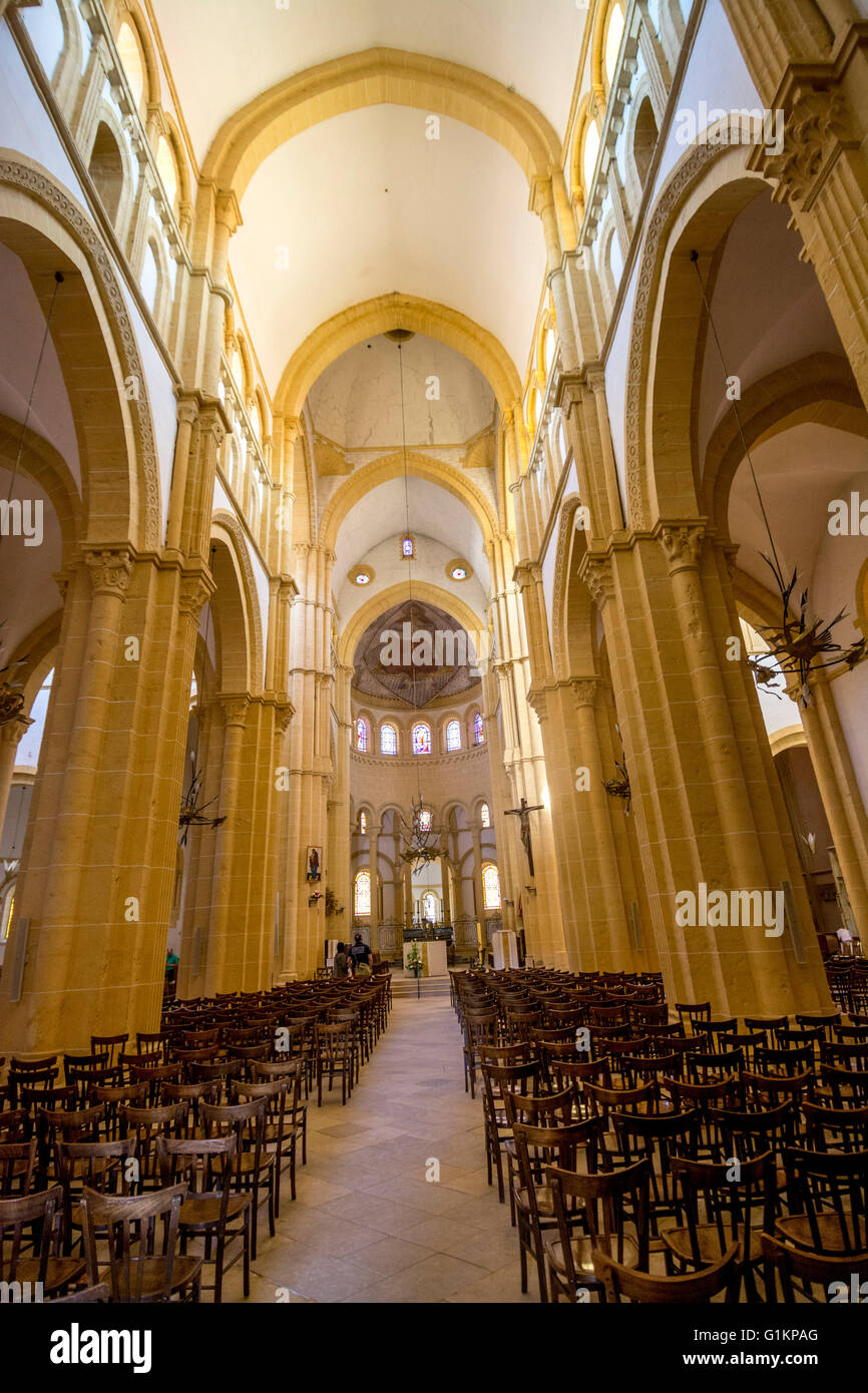 Navata centrale interno della la Basilica del Sacro Cuore. Paray le Mondial. Saône et Loire. Francia Foto Stock