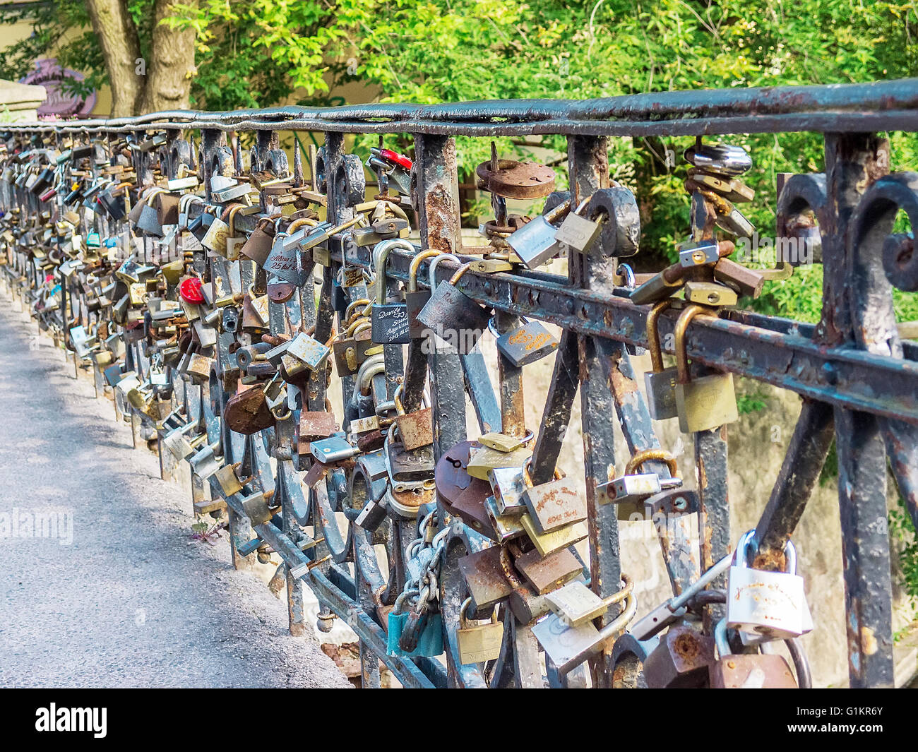 Ponte con lucchetti dell amore in Vilnius Foto Stock