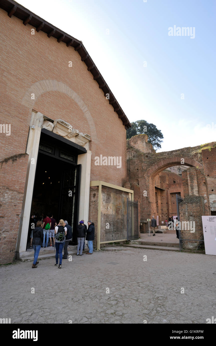Oratorio dei Quaranta Martiri e ingresso alla chiesa paleocristiana di Santa Maria Antiqua, Foro Romano, Roma, Italia Foto Stock
