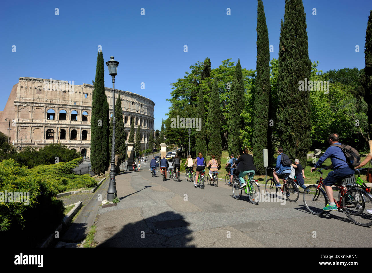 Italia, Roma, Colle Oppio (Colle Oppiano) e Colosseo, in bicicletta Foto Stock