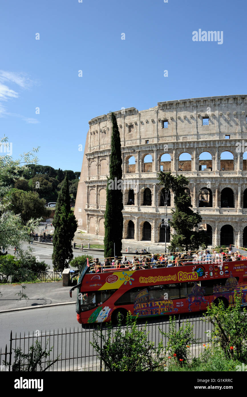 Italia, Roma, autobus turistico e Colosseo Foto Stock