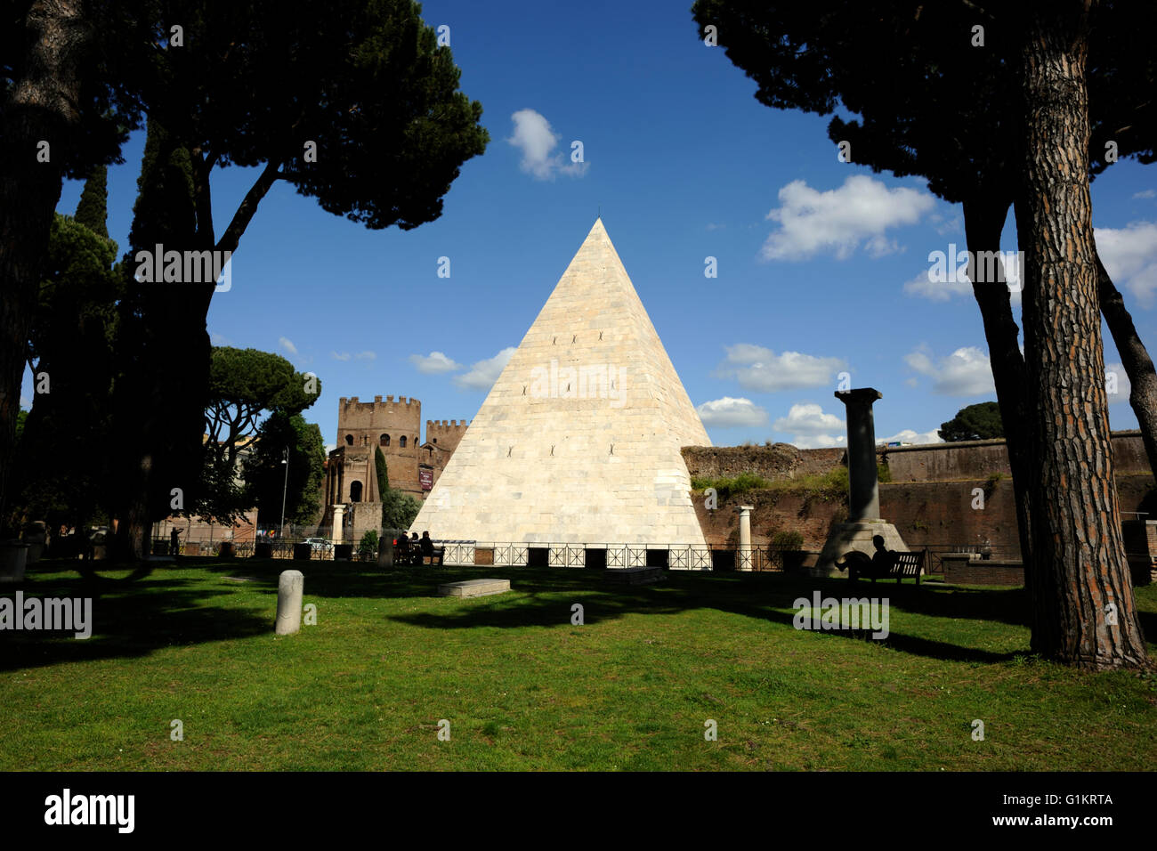 Italia, Roma, piramide di Caio Cestio Foto Stock