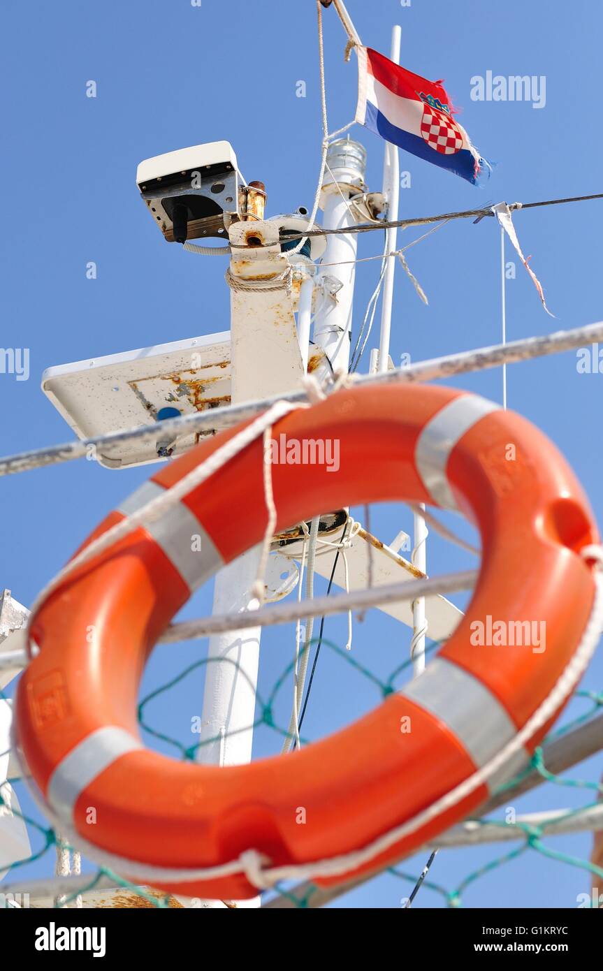 Ciambella arancione appeso sulla nave bianca con bandiera croata Foto Stock