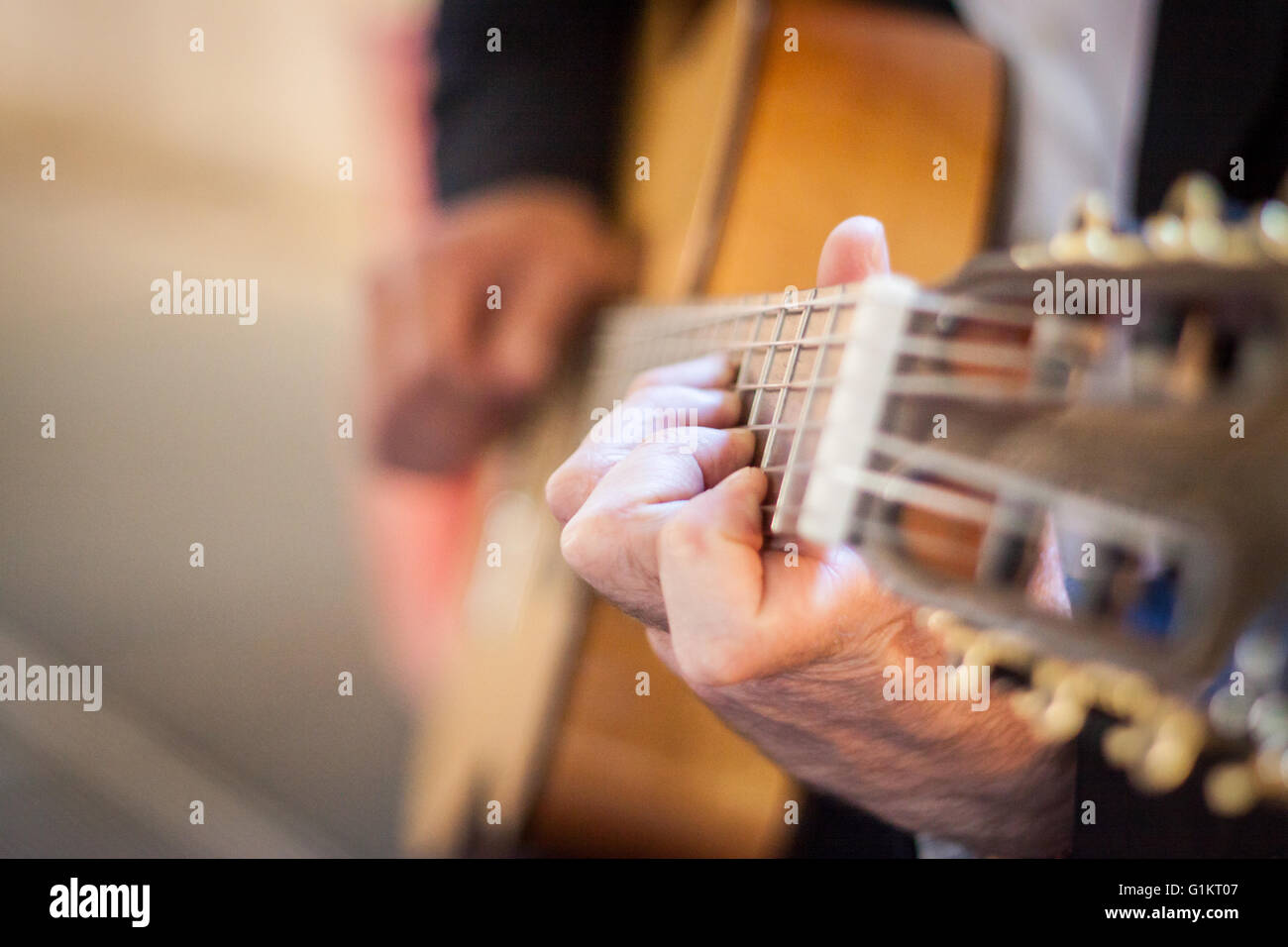 Il virtuosismo di un chitarrista classico. Vigevano, Lombardia. Italia Foto  stock - Alamy