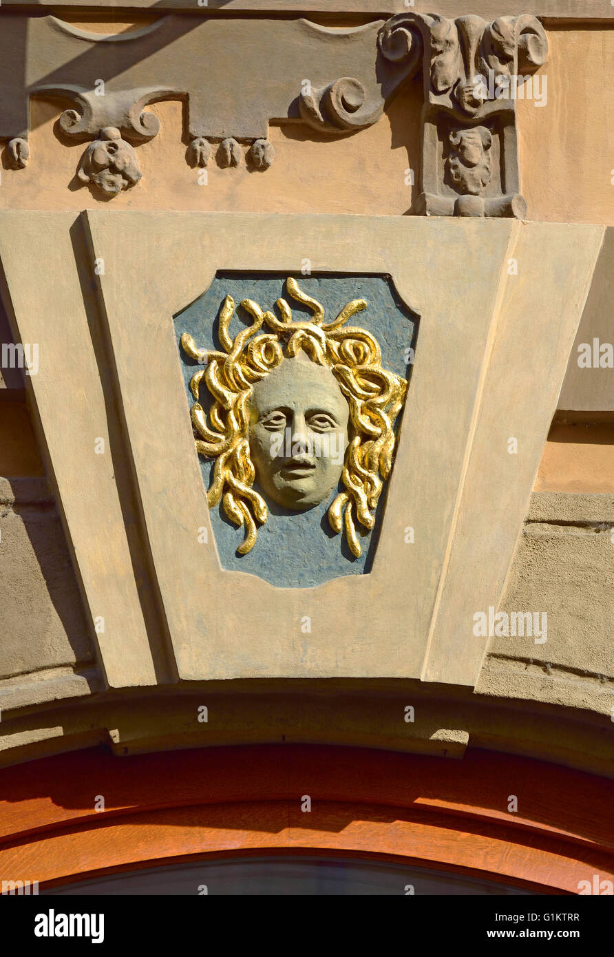 Praga, Repubblica Ceca. Casa tradizionale segno: testa di Medusa a Nerudova 14 Foto Stock