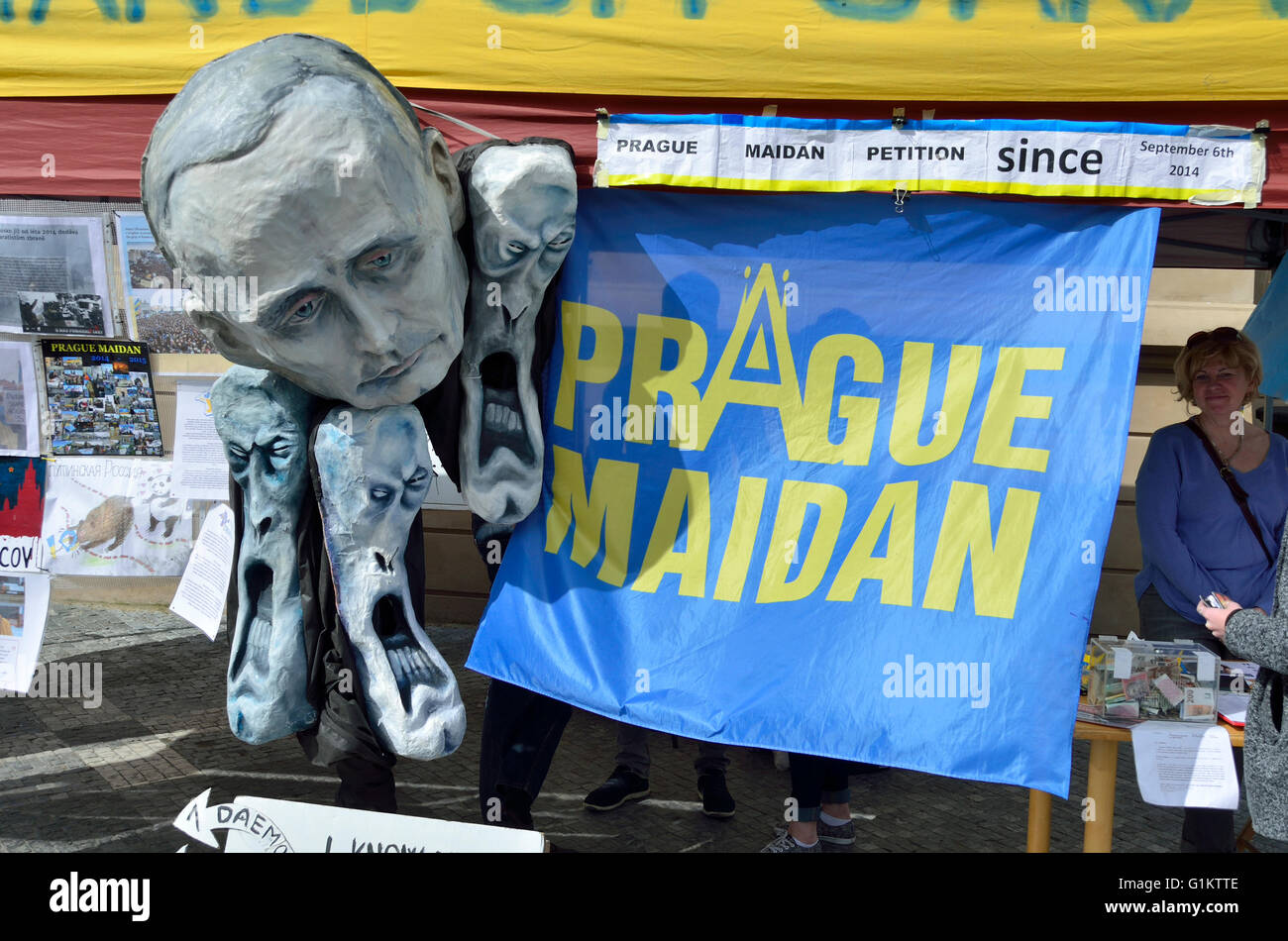 Praga, Repubblica Ceca. 14 maggio 2016 "Hands Off Ucraina' protestare contro Vladimir Putin, in Piazza della Città Vecchia.... Foto Stock