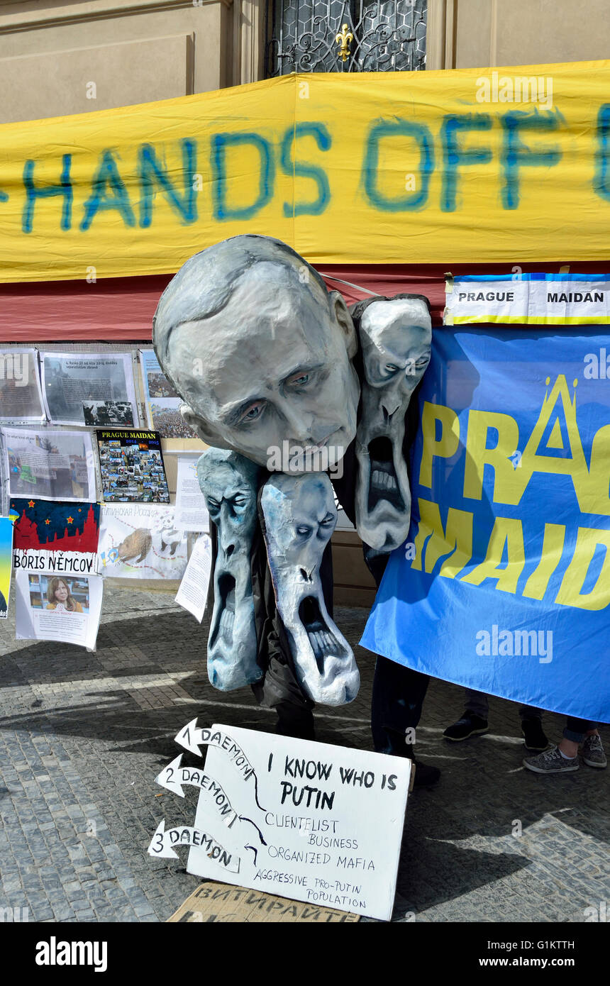 Praga, Repubblica Ceca. 14 maggio 2016 "Hands Off Ucraina' protestare contro Vladimir Putin, in Piazza della Città Vecchia.... Foto Stock