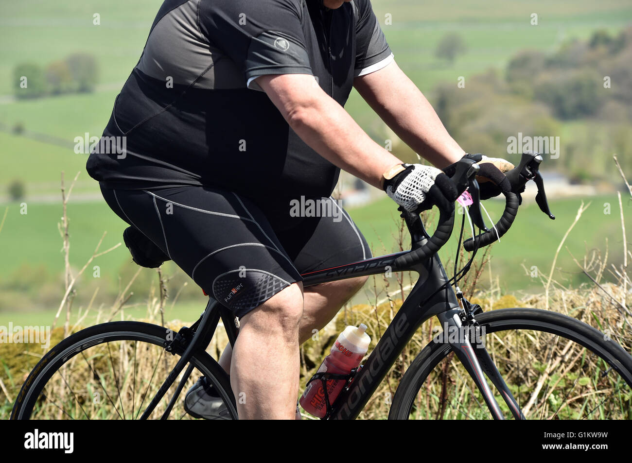 Il sovrappeso uomo in sella a una moto in una sportivi, Yorkshire Foto Stock