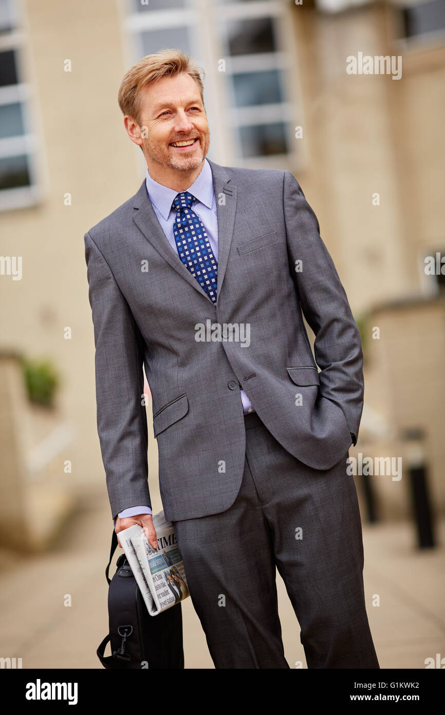 Imprenditore a piedi per l'ufficio Foto Stock