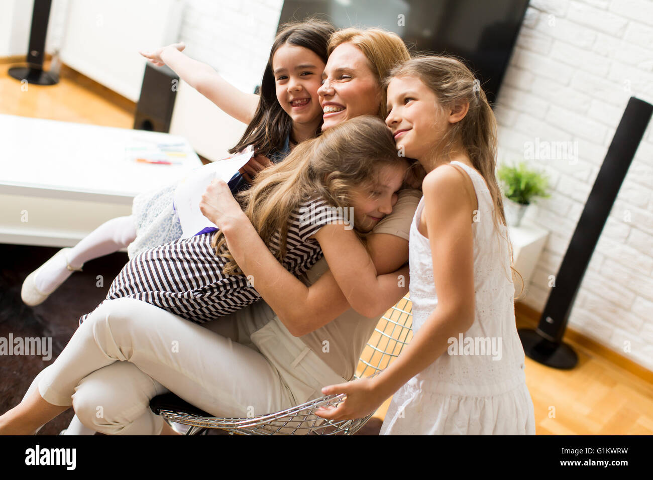 Ragazza che mostra un disegno per la madre a casa Foto Stock