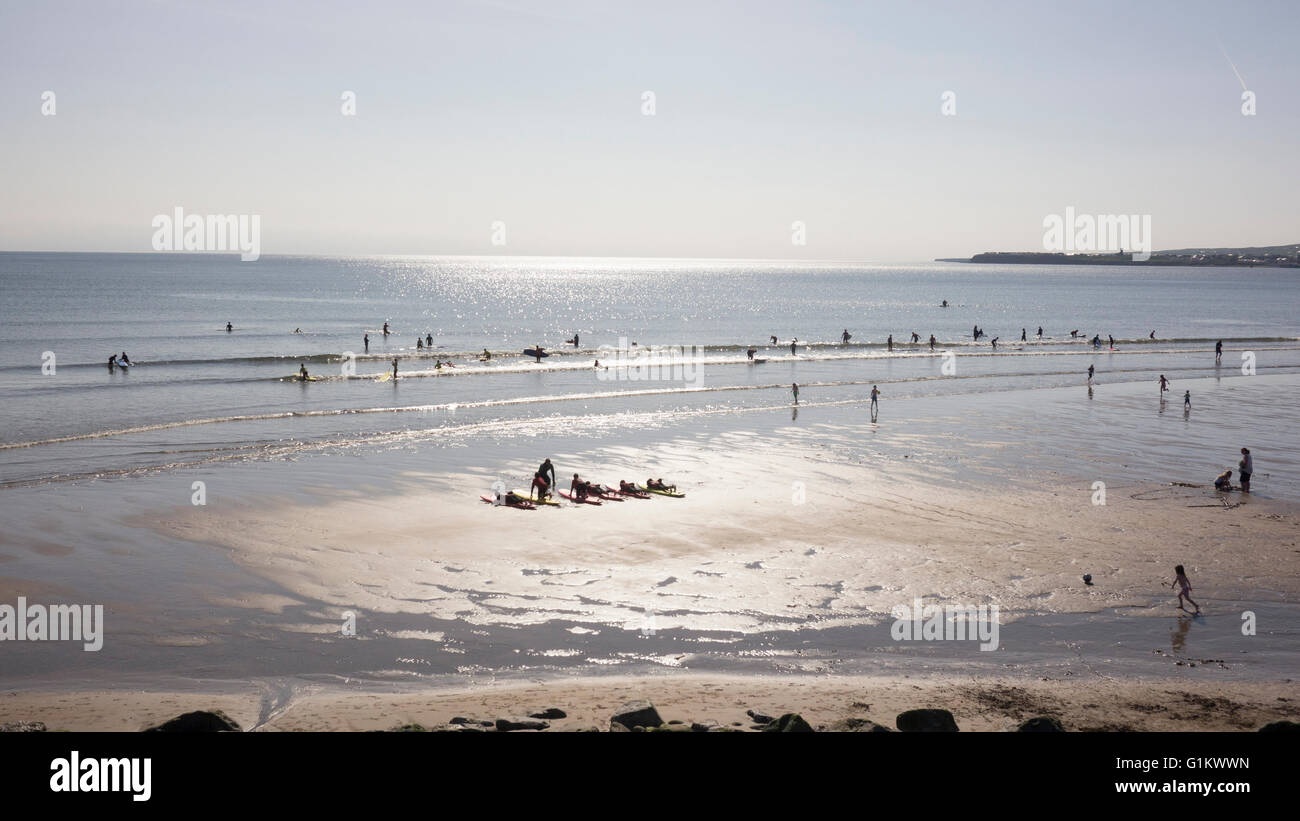 Attività da spiaggia sulla costa atlantica.Beach Scene.lezione di surf per bambini.spiaggia irlandese di scena. Foto Stock
