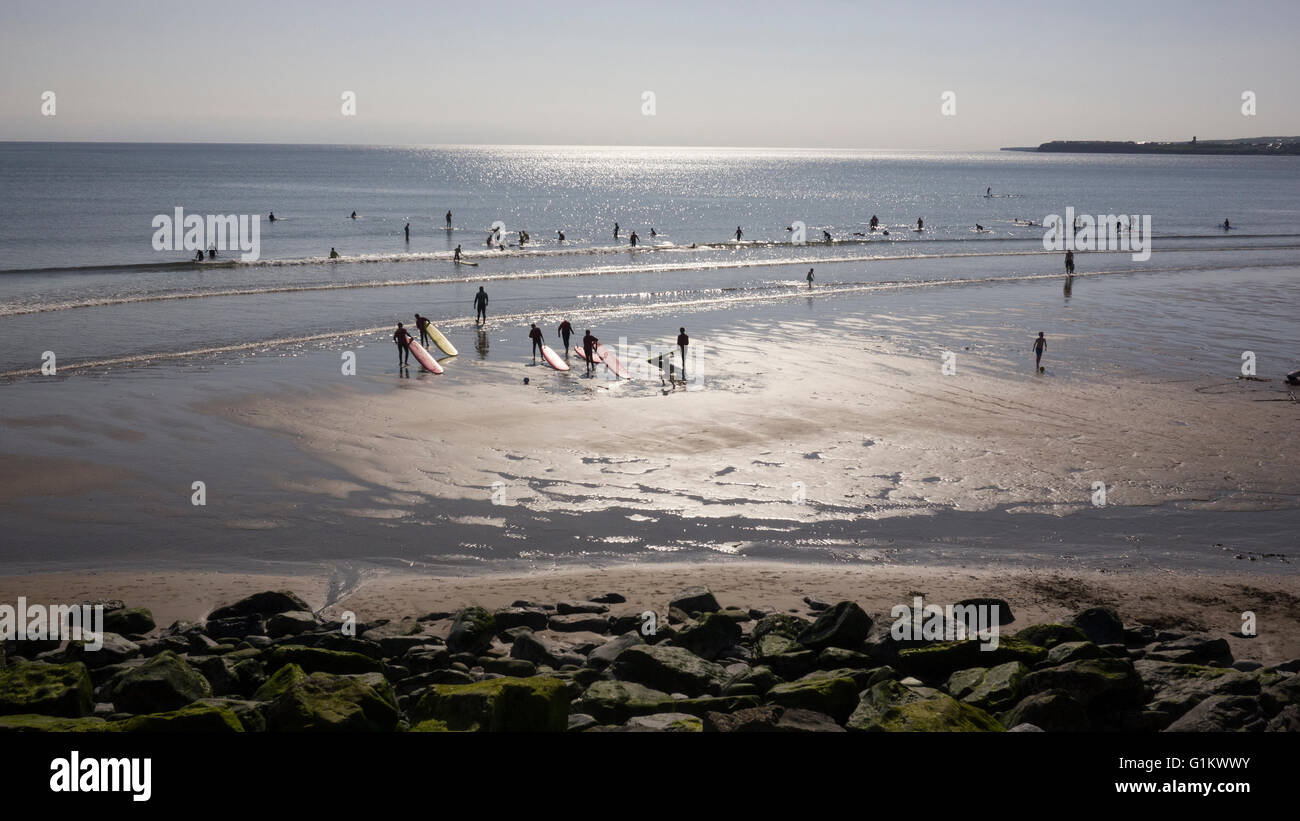 Attività da spiaggia sulla costa atlantica.Beach Scene.lezione di surf per bambini.spiaggia irlandese di scena. Foto Stock