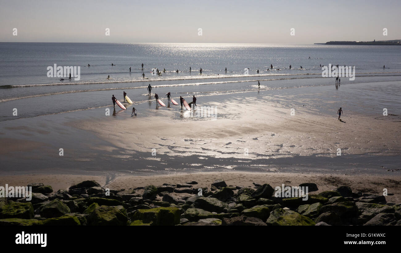 Attività da spiaggia sulla costa occidentale dell' Irlanda.lezione di surf per i bambini sulla spiaggia. Foto Stock
