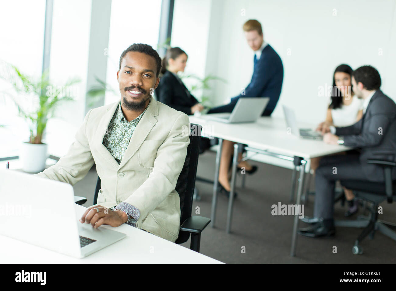 African American businessman lavorare alla scrivania in ufficio Foto Stock
