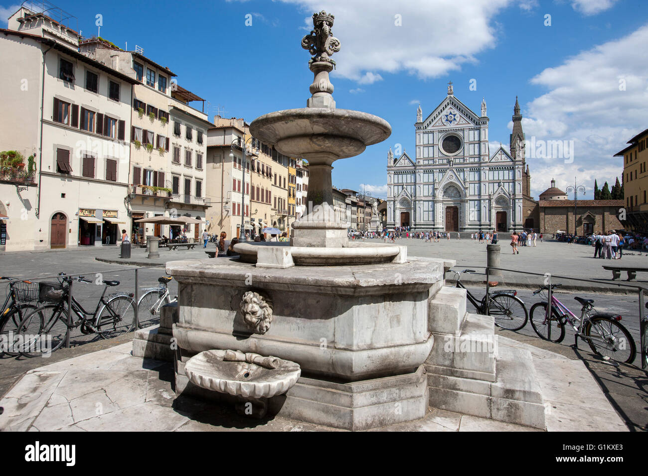 Fontana di piazza Santa Croce a Firenze,Piazza di Piazza Santa Croce Chiesa  della Basilica di Santa Croce, fontana da G Manetti Foto stock - Alamy
