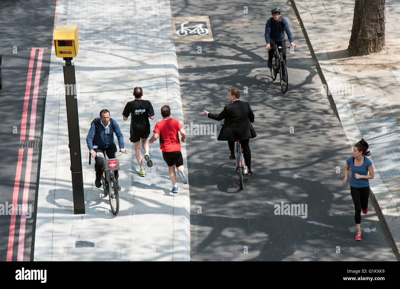 Il superhighway di ciclo di Embankment pareggiatori per ciclisti Foto Stock
