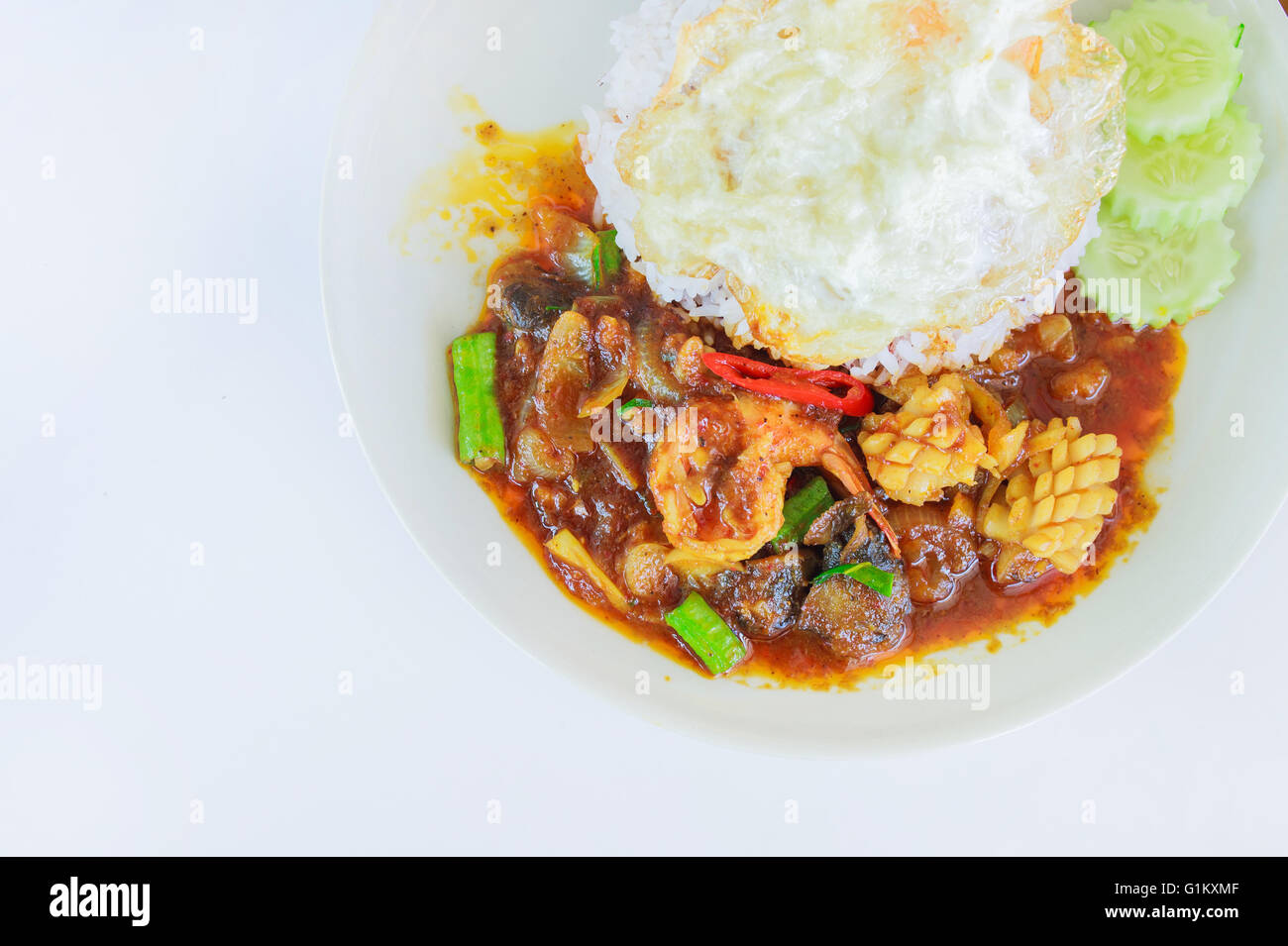 Mescolare il pesce fritto in rosso tailandese di pasta di curry con riso e uova fritte , piccante pesce fritto , Curry di gamberi fritti Foto Stock