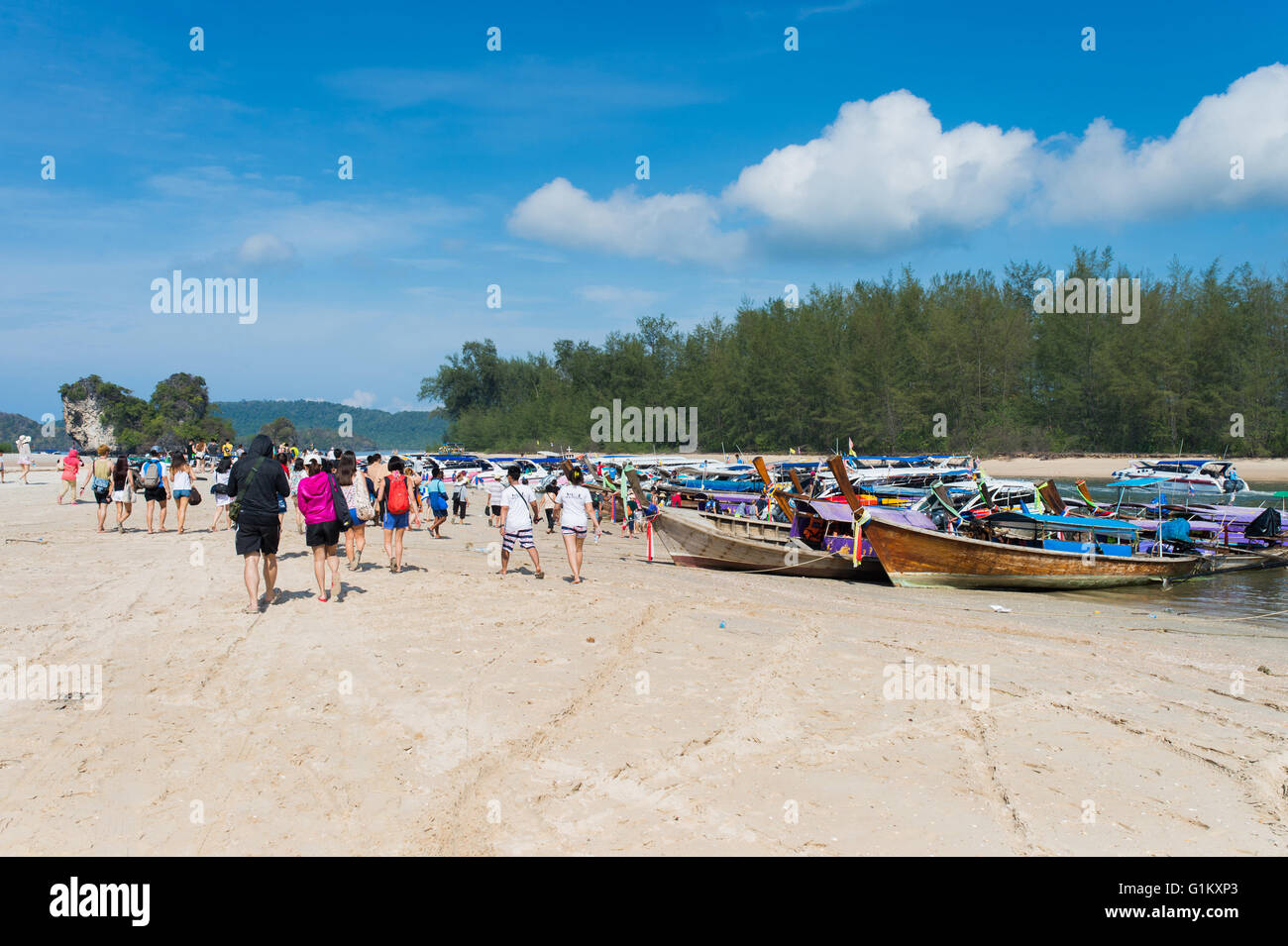 I passeggeri di salire a bordo della nave a Ao Nang Beach a Hong,poda,pollo,vasca e phiphi island, Krabi. la Thailandia. Foto Stock
