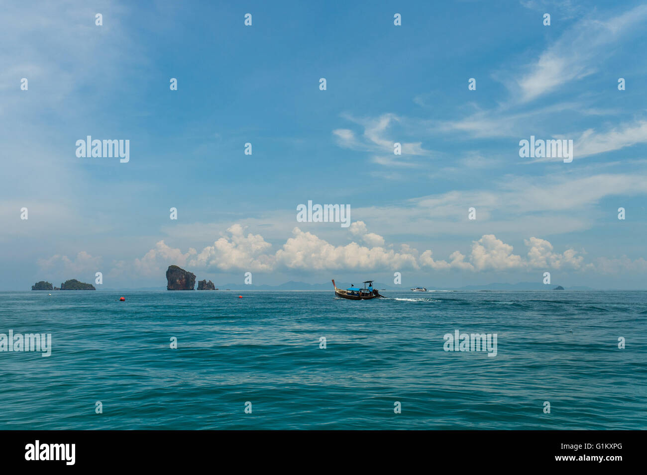 Longtail boat con Poda island background a Krabi. Poda è famosa isola pacchetto viaggi tour da tradizionali longtail boat Foto Stock