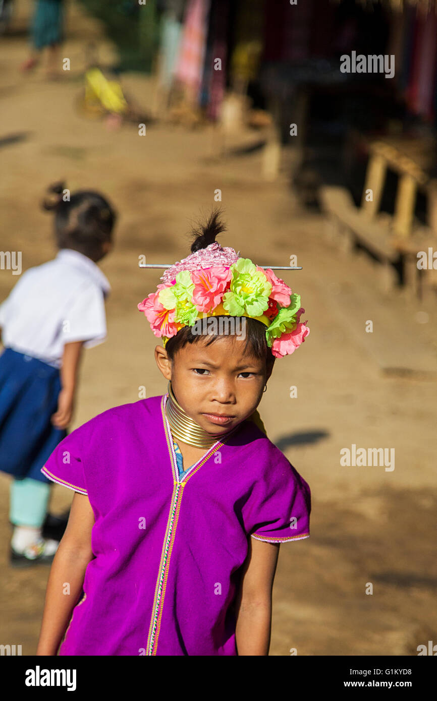 CHIANG MAI, Thailandia - Febbraio 02, 2016: ragazza non identificato da Karen collo lungo borgo vicino a Chiang Mai, Thailandia. Questo villaggio Foto Stock