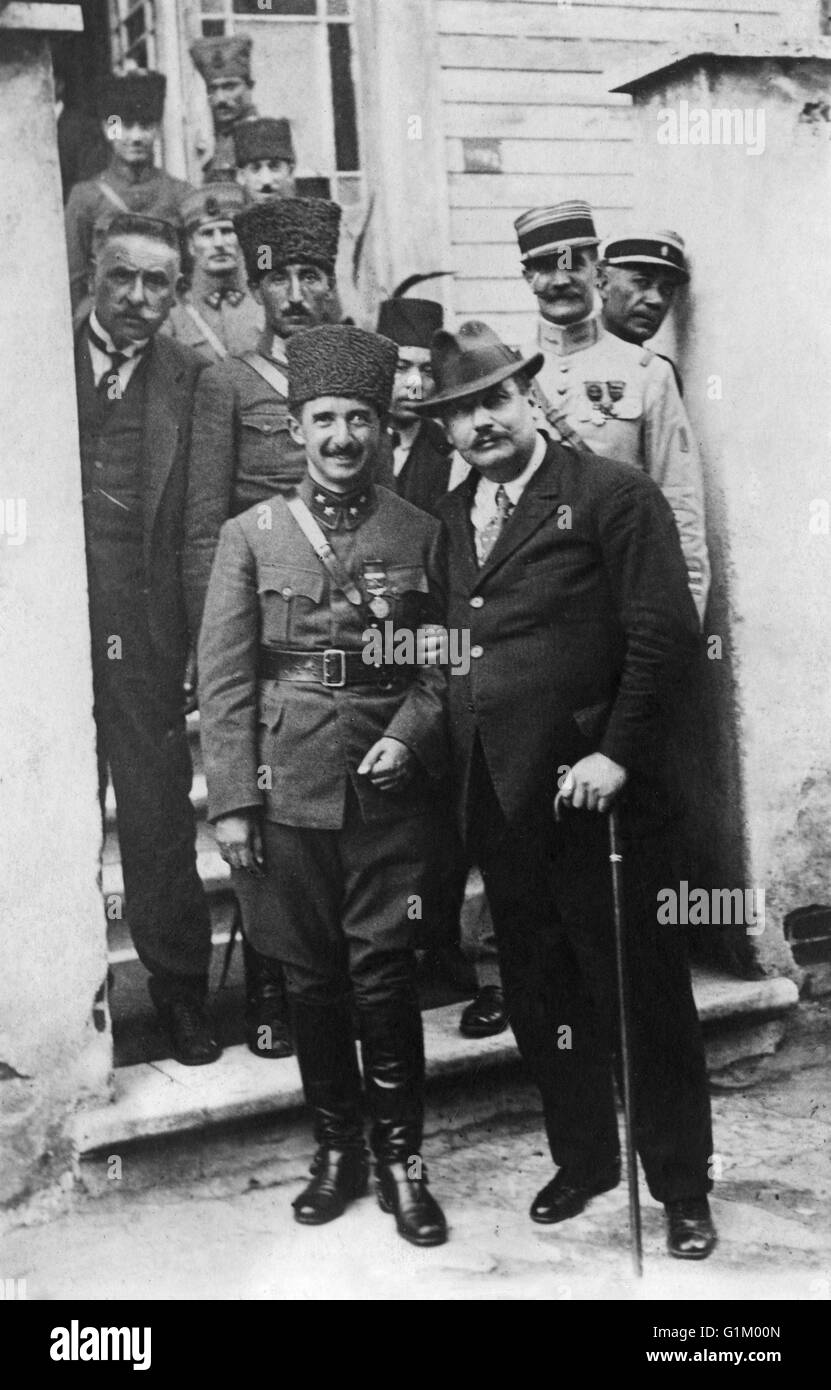 ISMET INÖNÜ (1884-1973). Noto anche come Ismet Pasha. Uomo politico turco, Presidente della Turchia, 1938-1950. Fotografato con politico francese Henry Franklin-Bouillon, possibilmente alla conferenza di pace a Losanna, in Svizzera nel 1923. Foto Stock