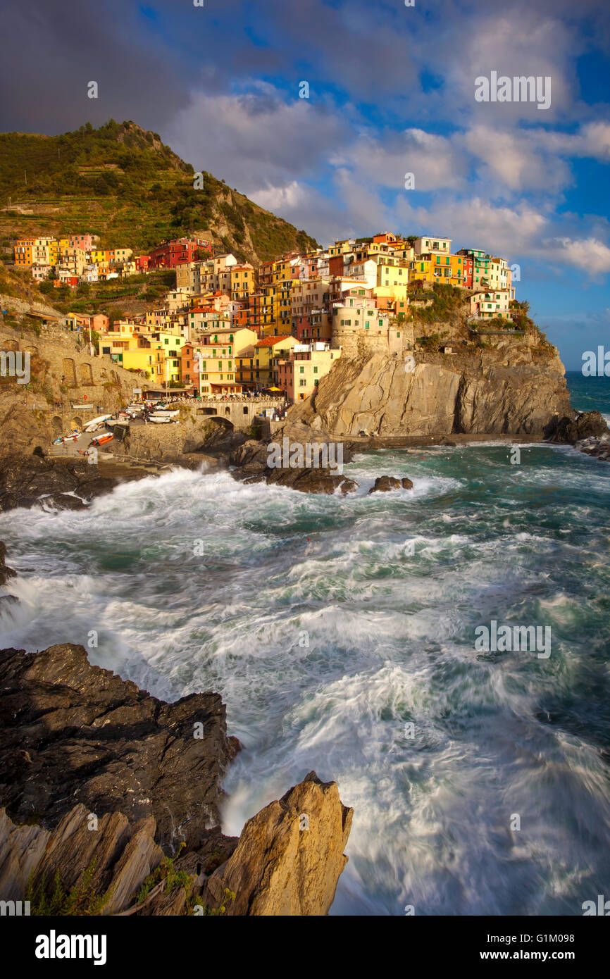 Oceano vorticoso ai piedi del borgo medievale di Manarola nelle Cinque Terre Liguria Italia Foto Stock