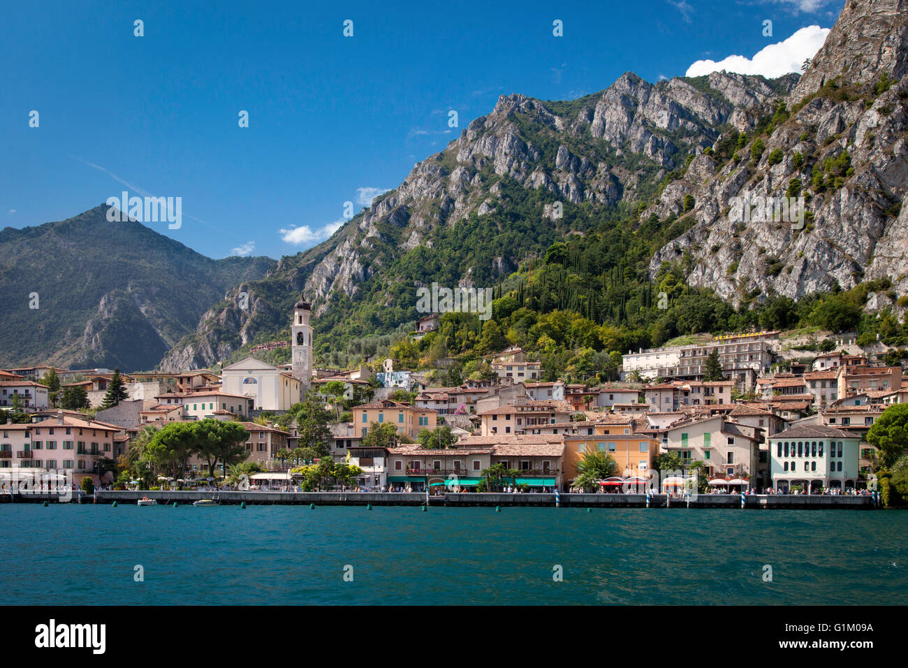 Massicce scogliere torre oltre Limone-sul-Garda lungo le rive del Lago di Garda, Lombardia, Italia Foto Stock