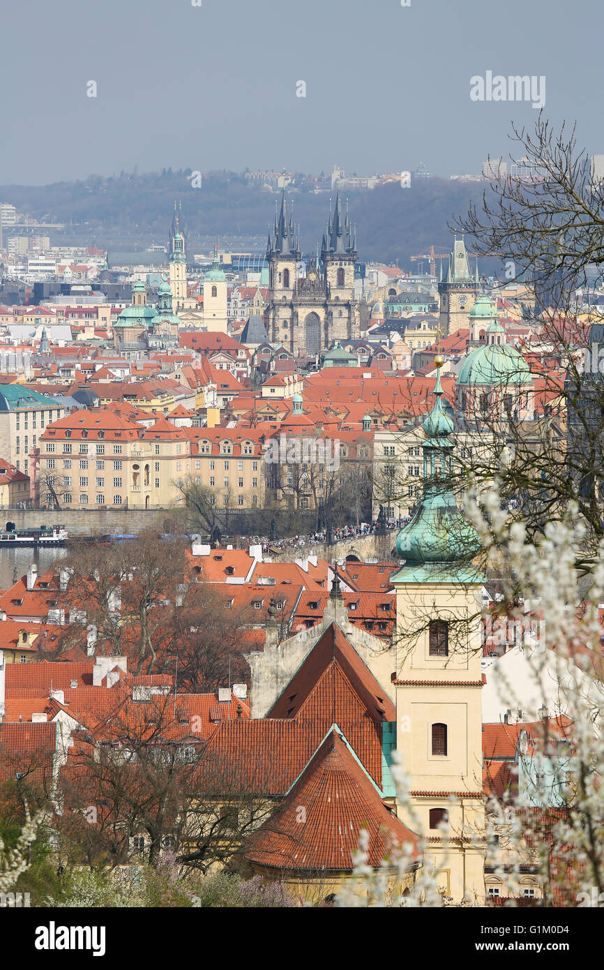 Vista sul centro storico di Praga Repubblica Ceca, con il ponte di Carlo, la Chiesa di Nostra Signora di Tyn e la St Nicholas Foto Stock