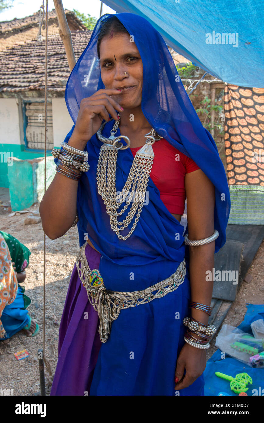 Donna con gioielli alla fiera locale, Havelikheda Village, Madhya Pradesh Foto Stock