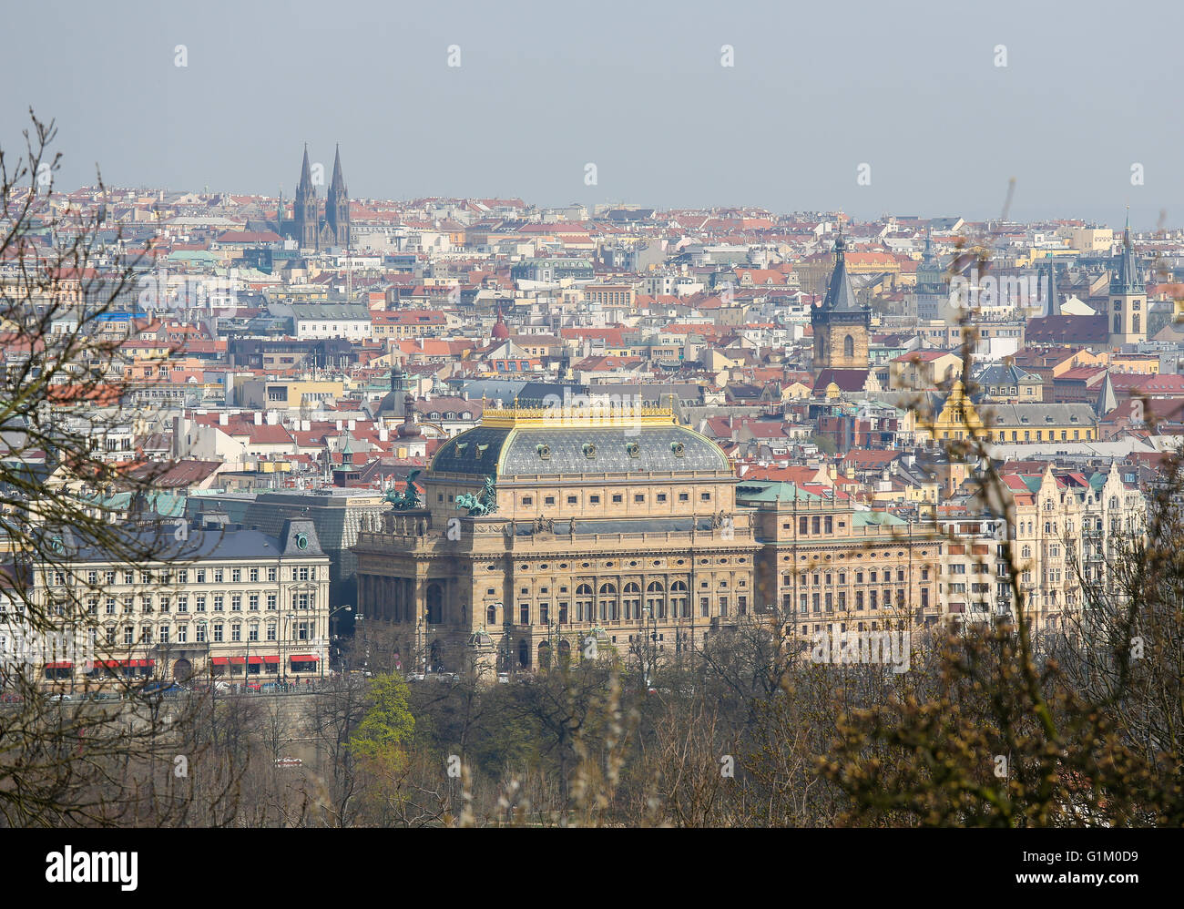 Vista sul centro storico di Praga Repubblica Ceca, con il Teatro Nazionale Foto Stock