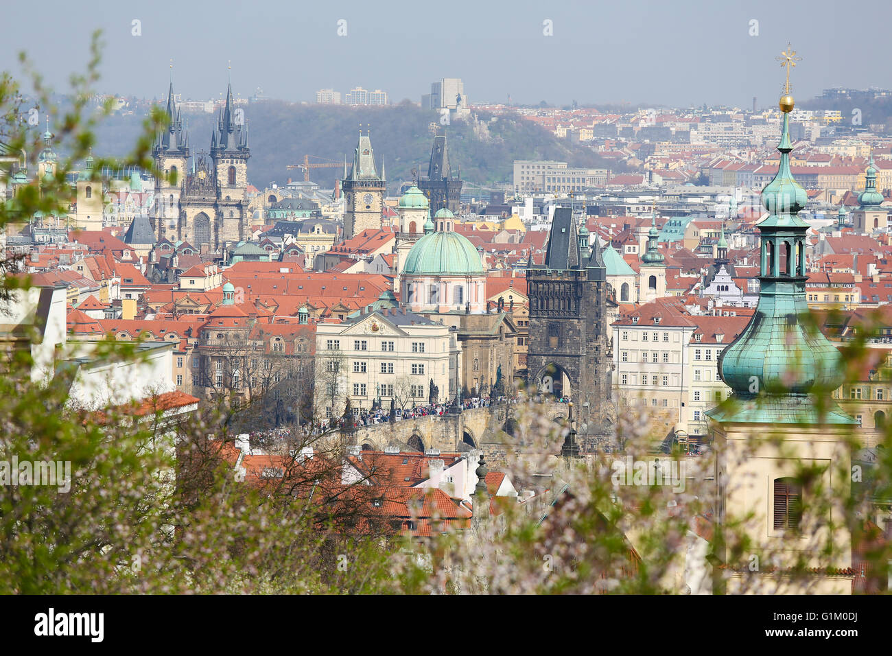 Vista sul centro storico di Praga Repubblica Ceca, con la Chiesa di Nostra Signora di Tyn e la chiesa di St Nicholas Foto Stock