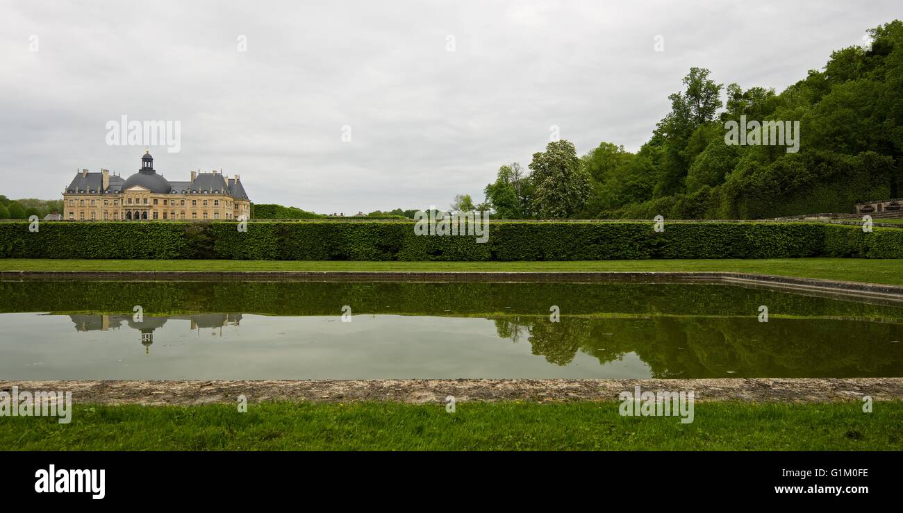 Una immagine a colori di Chateau de Vaux-le-Vicomte presi su un nuvoloso giorno Foto Stock