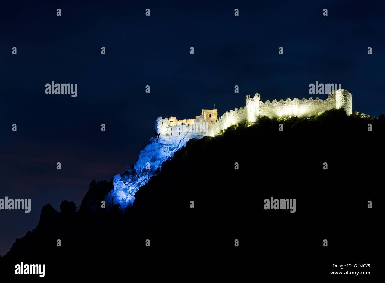 Una resa dei colori dell'illiuminated Chateau de Puilaurens nel Pays du cataro Foto Stock