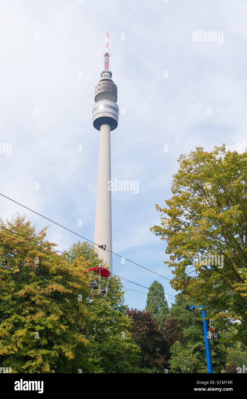 DORTMUND, Germania - 4 ottobre 2015: Florianturm (Florian Torre) in Westfalen park. Costruito nel 1959 che ha una altezza di 720 ft Foto Stock