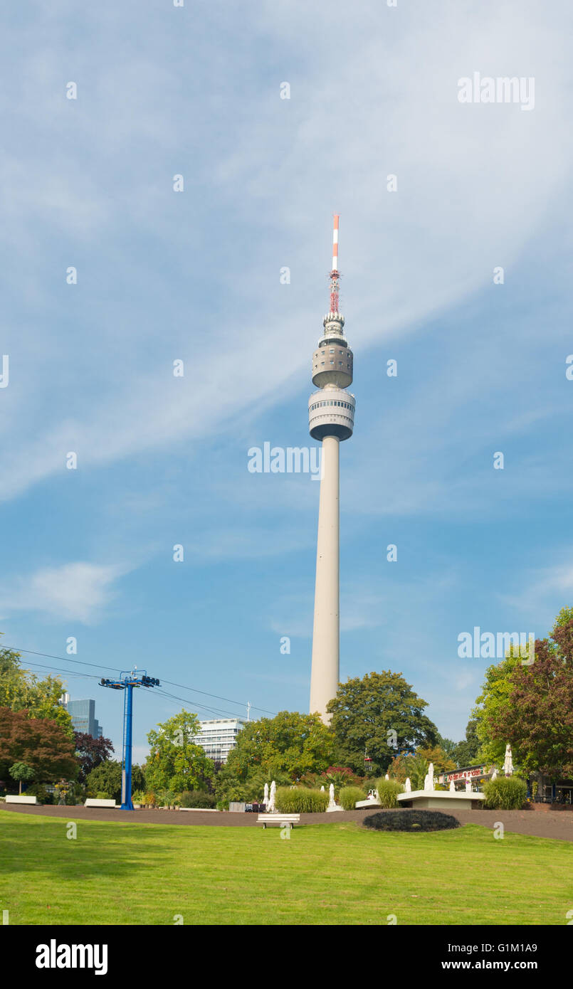 DORTMUND, Germania - 4 ottobre 2015: Florianturm (Florian Torre) in Westfalen park. Costruito nel 1959 che ha una altezza di 720 ft Foto Stock