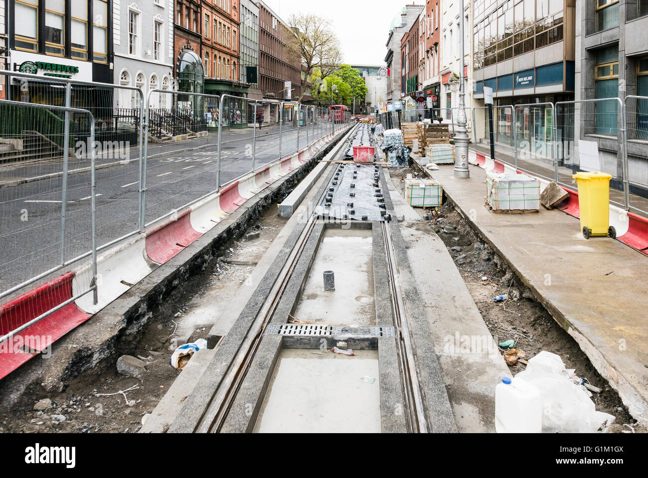 La costruzione di una linea di tram lungo un Dawson Street a Dublino. Foto Stock