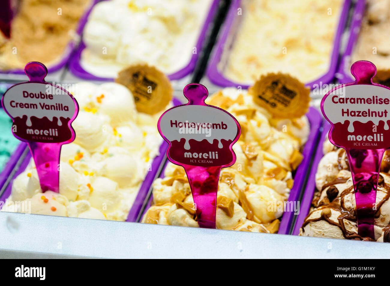 Vaschette di gelato dal famoso Morelli store in Irlanda del Nord. Foto Stock