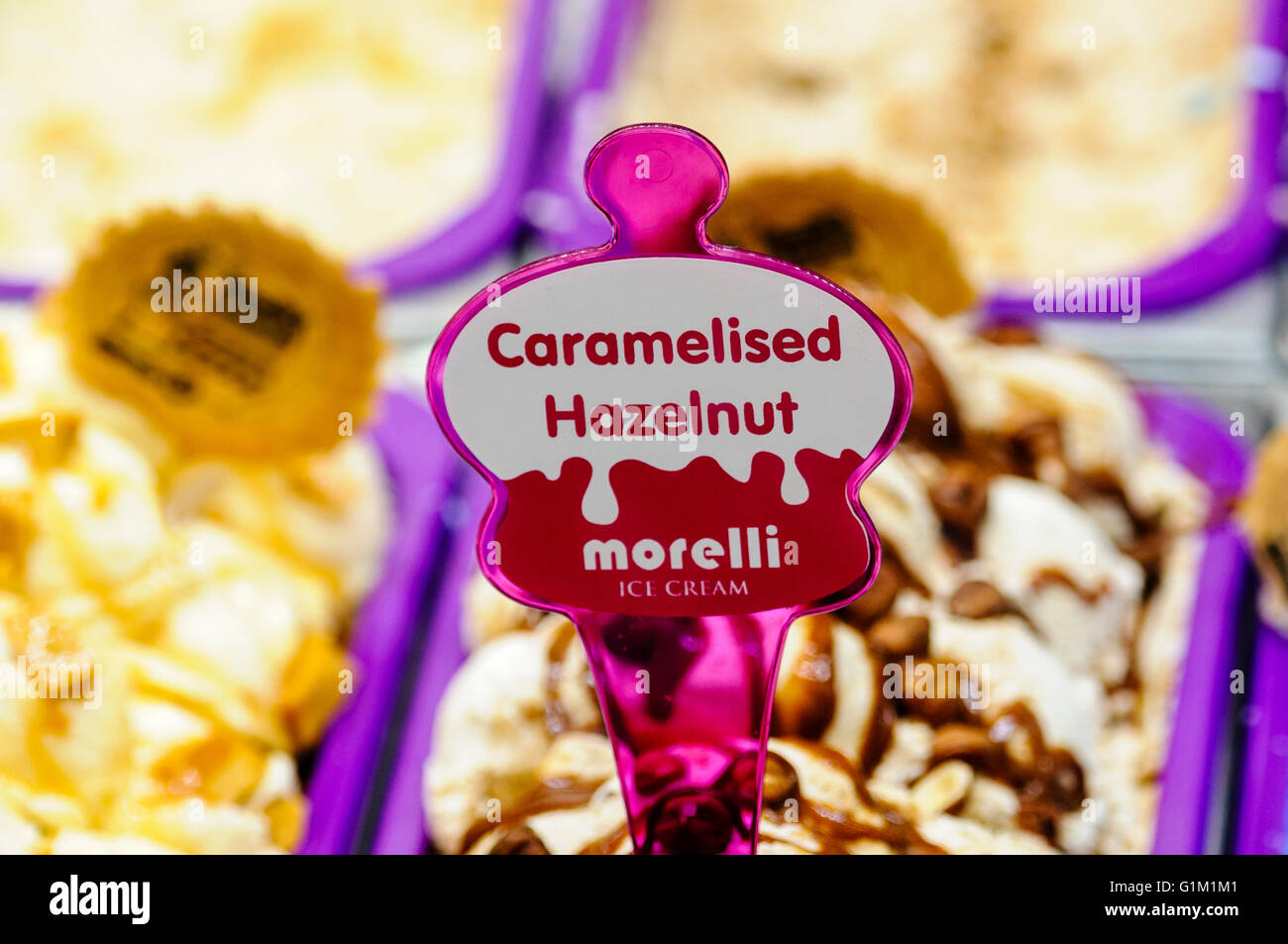 Vasca di nocciole caramellate gelato dal famoso Morelli store in Irlanda del Nord. Foto Stock
