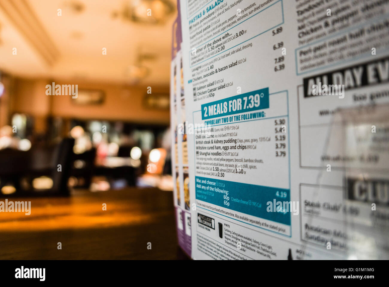 Menu su un tavolo in un Wetherspoon pub/ristorante. Foto Stock