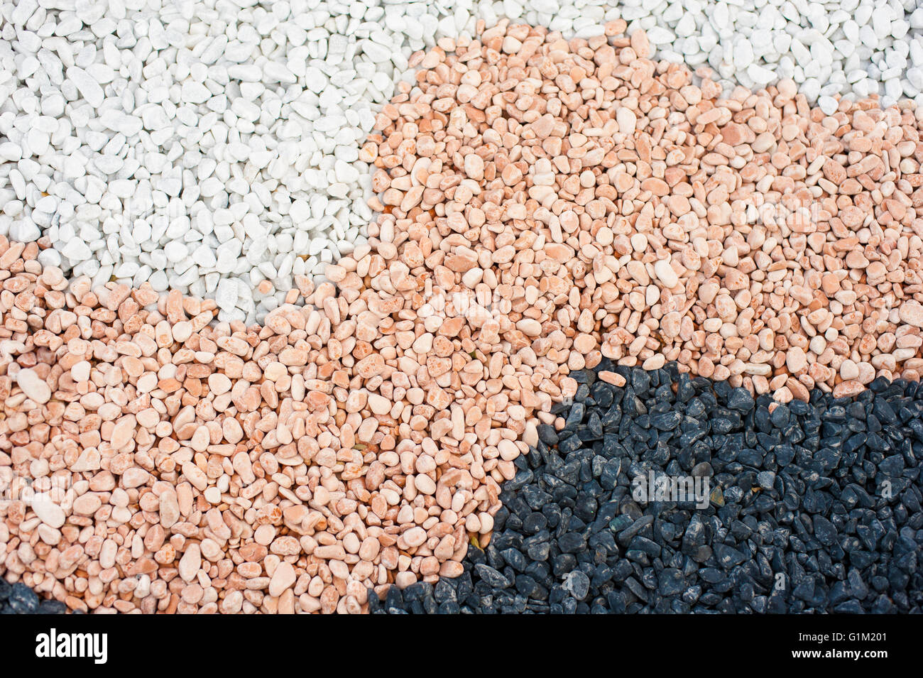 Ciottoli con sfondo rosa in bianco e nero di forma d'onda Foto Stock