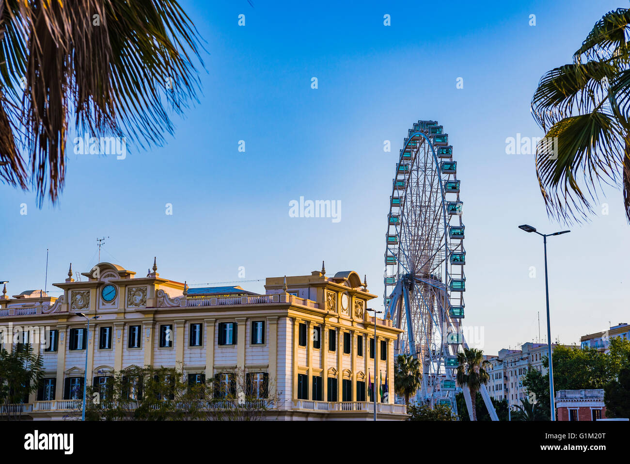 La dogana del porto e la Ruota Panoramica Gigante. Malaga, Spagna, Europa Foto Stock