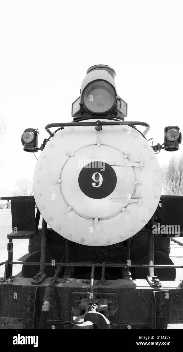 Vintage vecchio motore a vapore sui binari in bianco e nero. Foto Stock