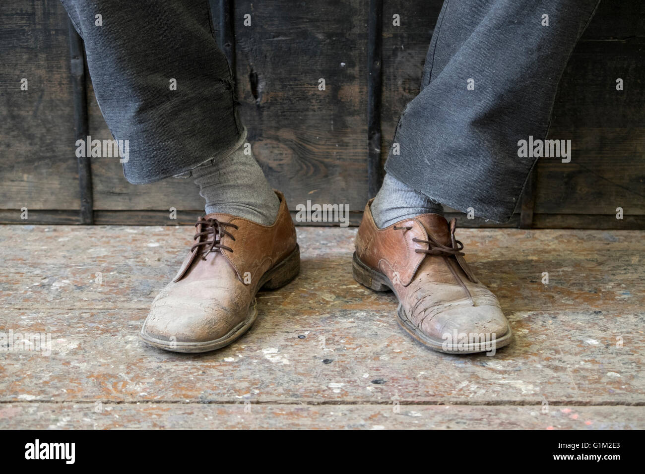 Uomo che indossa scarpe vintage Foto stock - Alamy
