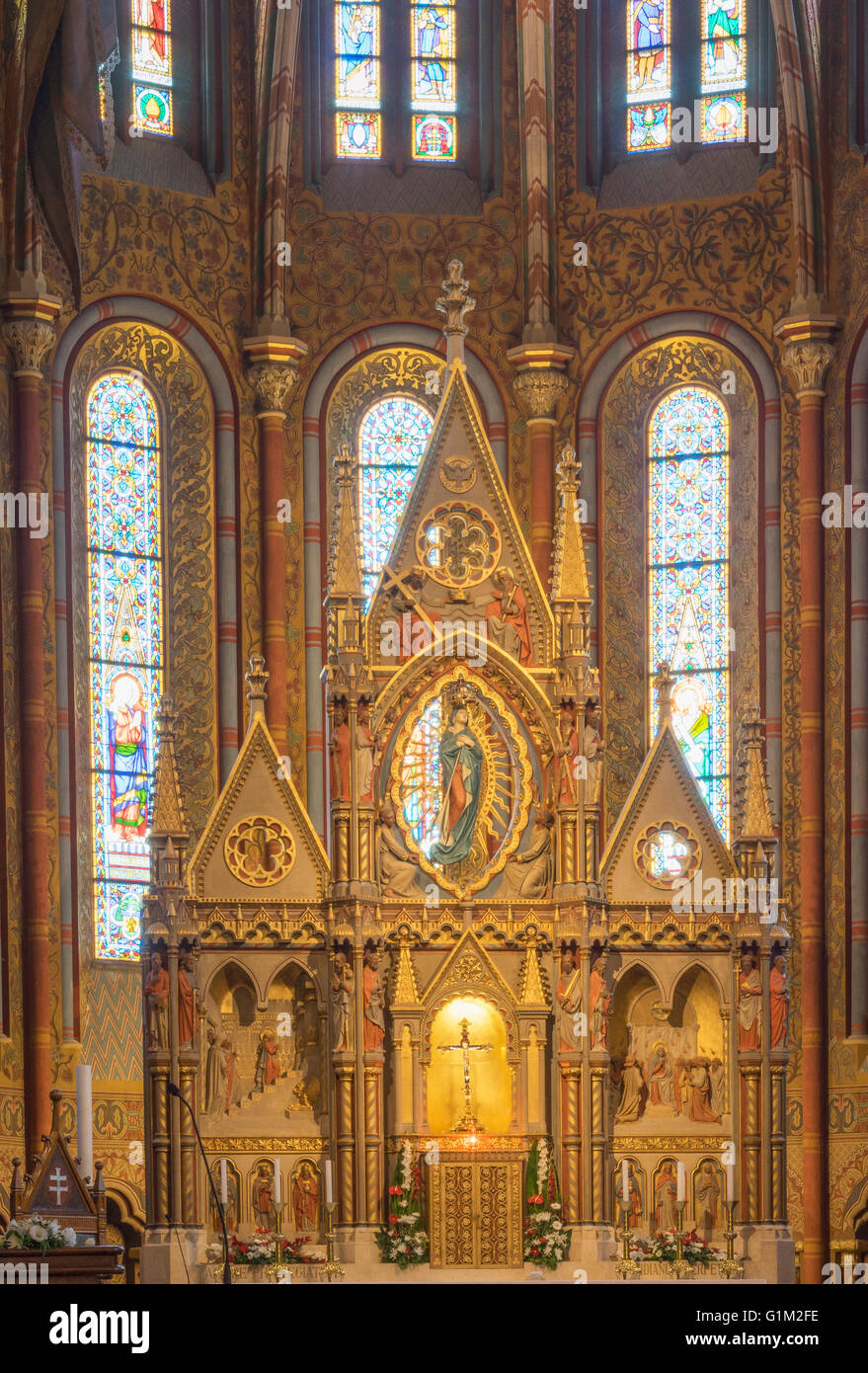 Ornato altare nella chiesa di Mathias, Budapest, Ungheria Foto Stock