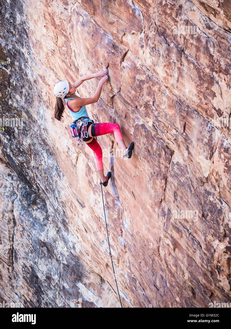 Razza mista ragazza arrampicata su roccia Foto Stock