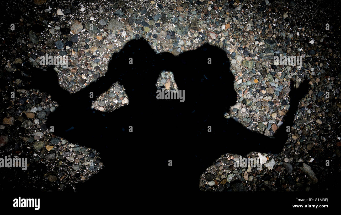 Silhouette di coppia giapponese sul marciapiede Foto Stock