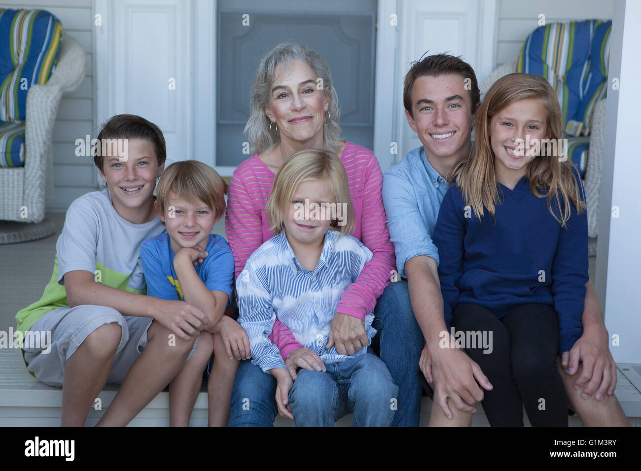 Nonna caucasica e nipoti sorridente sul portico Foto Stock