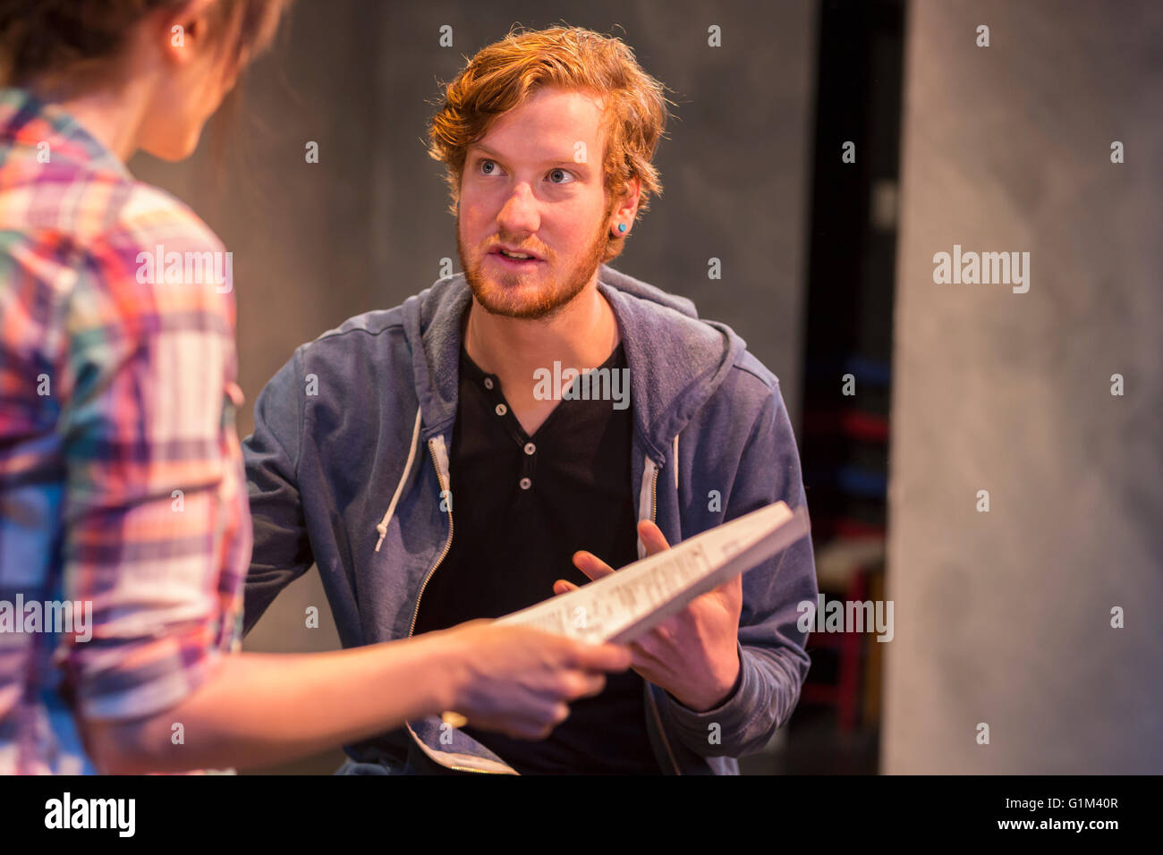 Attori ripassando sul palcoscenico teatrale Foto Stock