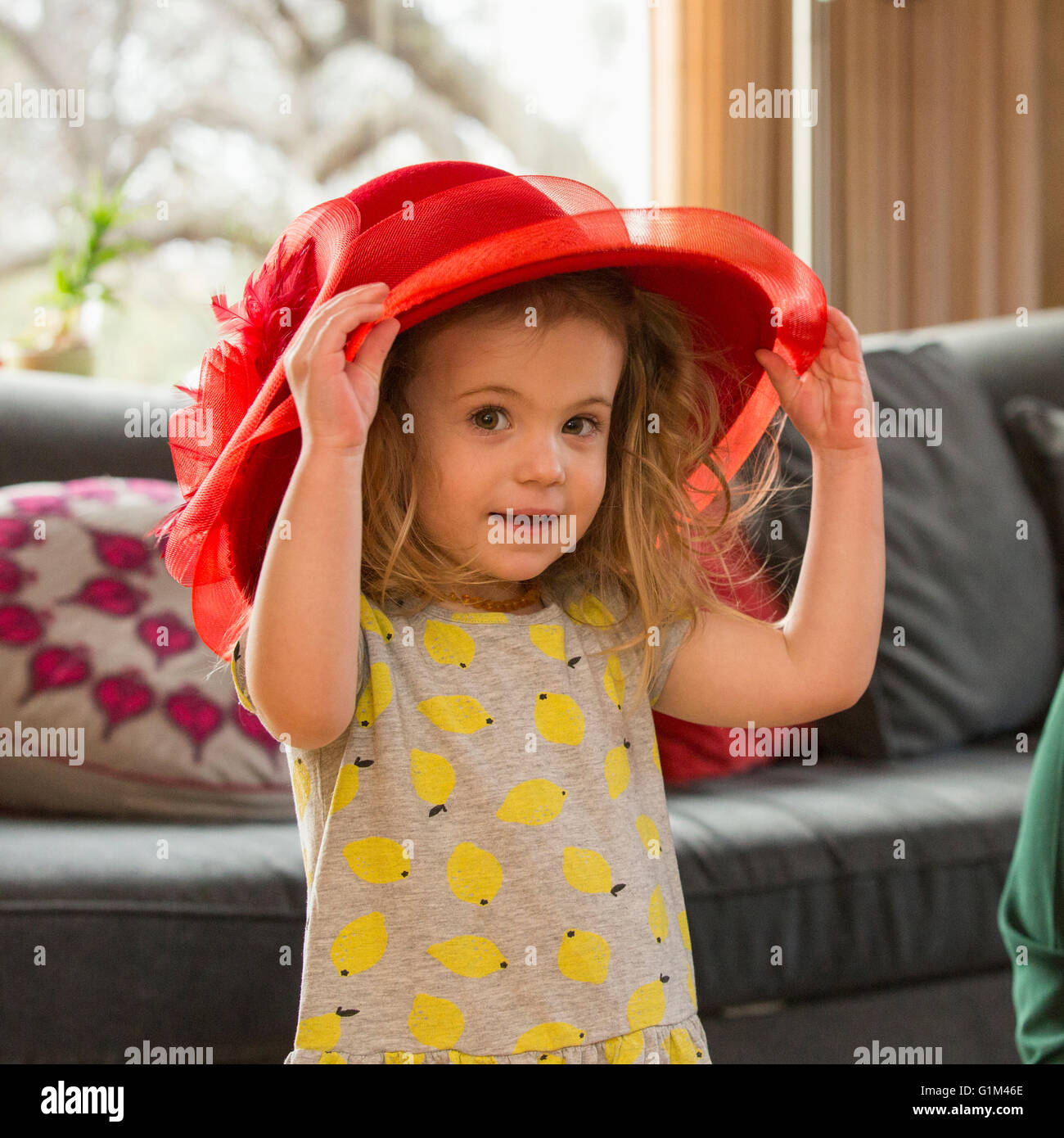 Preschooler caucasica ragazza che gioca dress up con hat Foto Stock