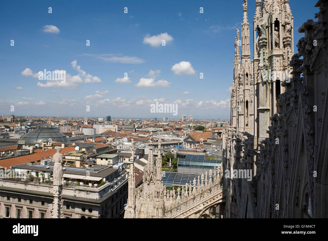 Il Duomo di Milano affacciato sul paesaggio urbano di Milano, Lombardia, Italia Foto Stock